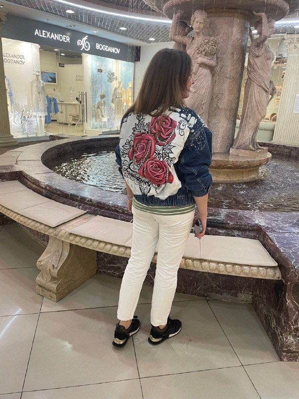 Carrascoso: Rosas Quijotescas en Acrílico, Arte en Denim